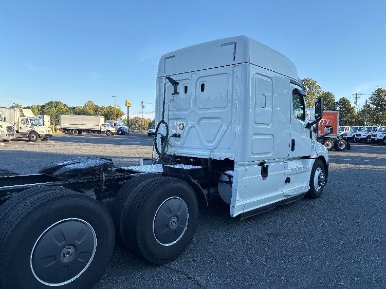 2020 Freightliner Cascadia in Concord, NC — photo 7