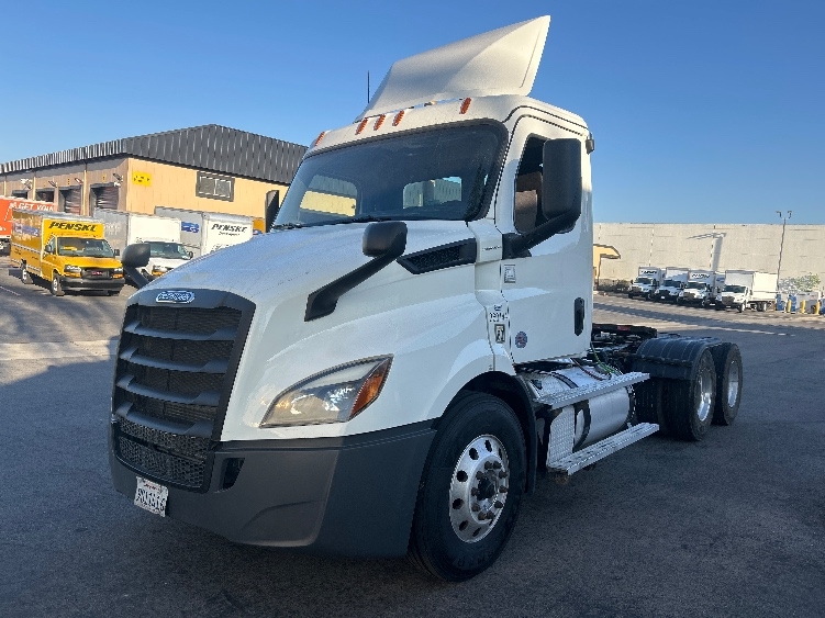 2020 Freightliner Cascadia in Torrance, CA — photo 3