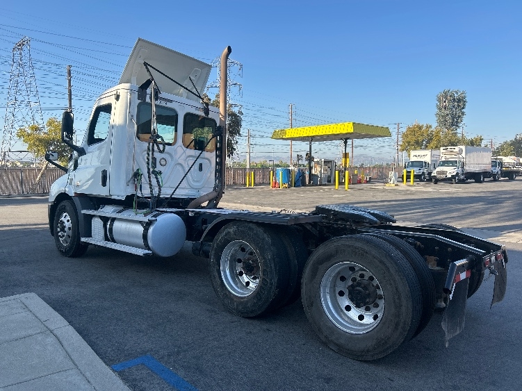 2020 Freightliner Cascadia in Torrance, CA — photo 5