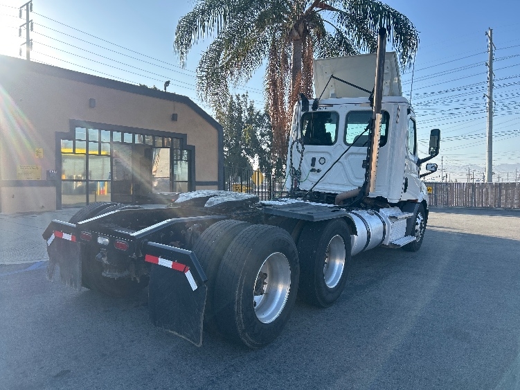 2020 Freightliner Cascadia in Torrance, CA — photo 7