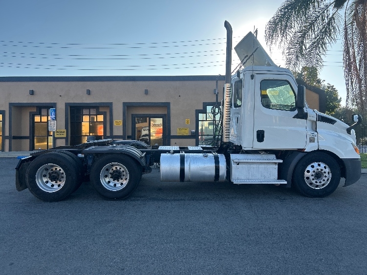 2020 Freightliner Cascadia in Torrance, CA — photo 8