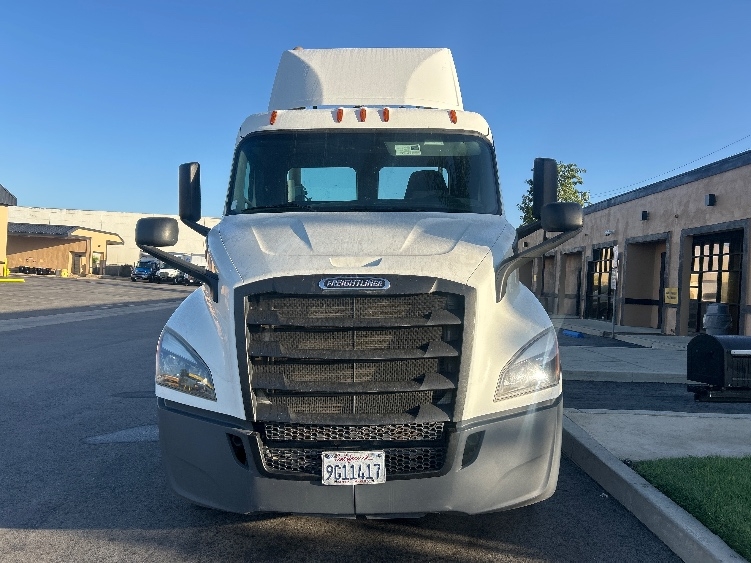 2020 Freightliner Cascadia in Fontana, CA — photo 2