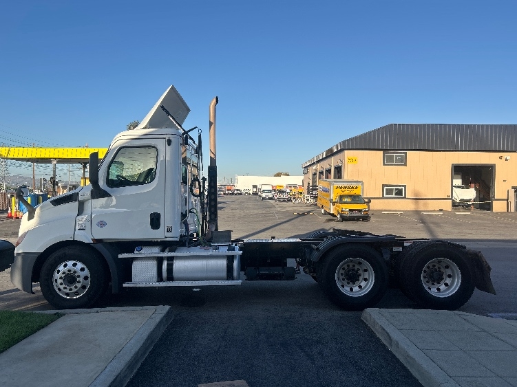 2020 Freightliner Cascadia in Fontana, CA — photo 4