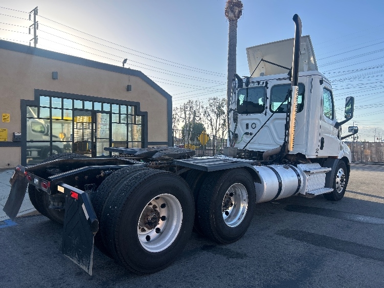 2020 Freightliner Cascadia in Fontana, CA — photo 7