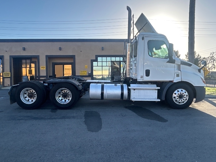 2020 Freightliner Cascadia in Fontana, CA — photo 8