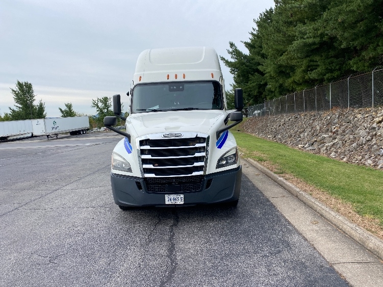 2020 Freightliner Cascadia in Salem, VA — photo 2