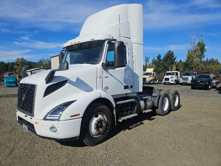 2020 Volvo VNR 640 in Tumwater, WA — photo 3