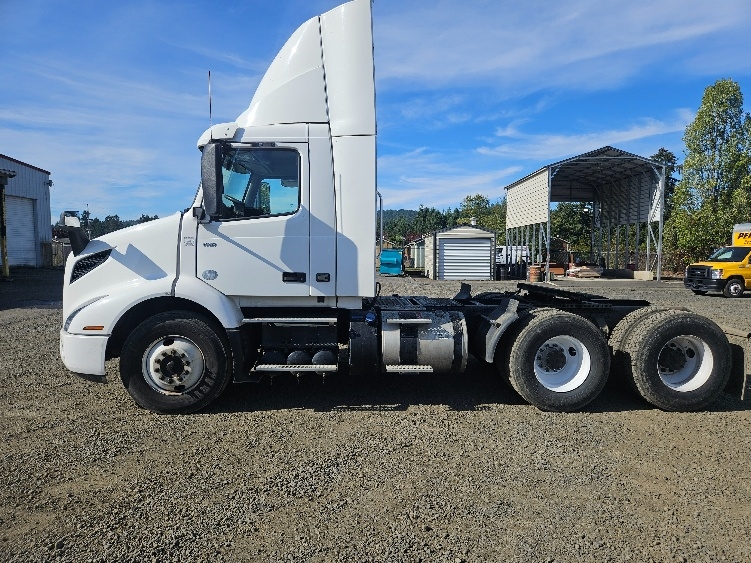 2020 Volvo VNR 640 in Tumwater, WA — photo 4