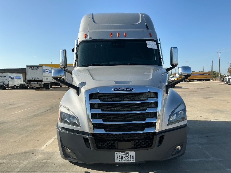 2020 Freightliner Cascadia in Dallas, TX — photo 2