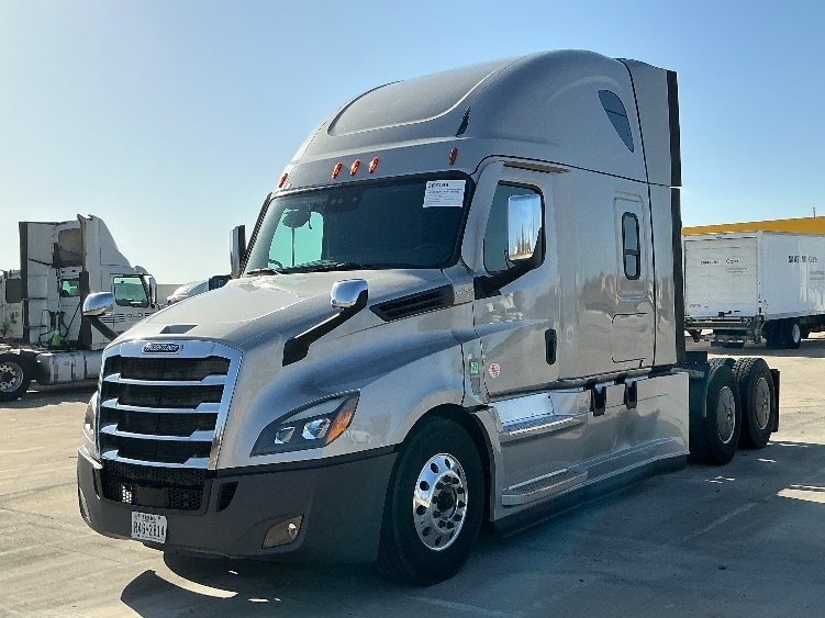 2020 Freightliner Cascadia in Dallas, TX — photo 3