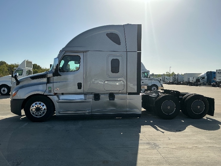 2020 Freightliner Cascadia in Dallas, TX — photo 4