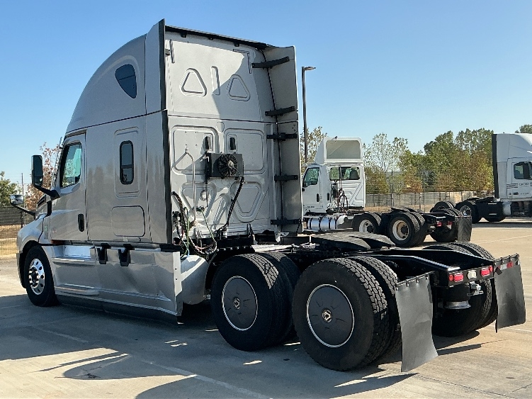 2020 Freightliner Cascadia in Dallas, TX — photo 5