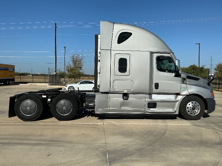 2020 Freightliner Cascadia in Dallas, TX — photo 8