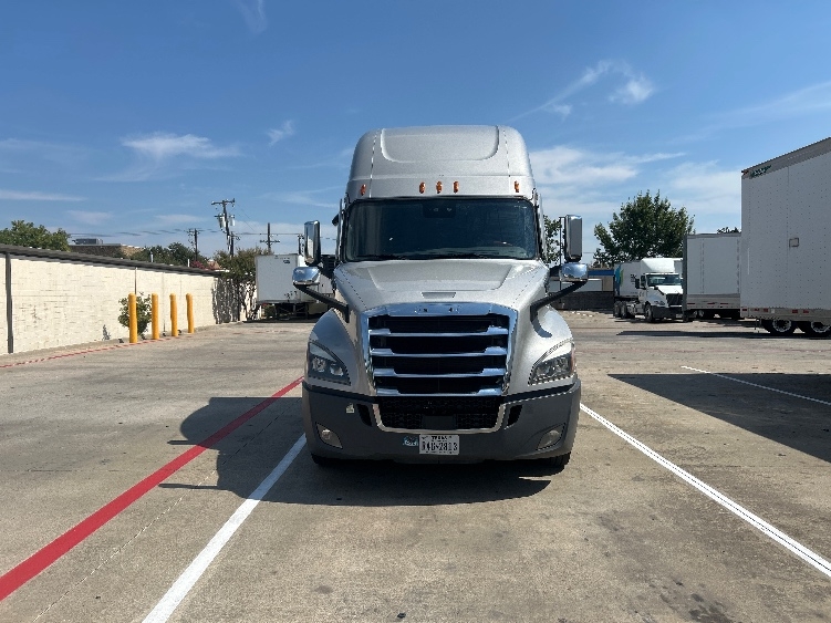 2020 Freightliner Cascadia in Carrollton, TX — photo 2