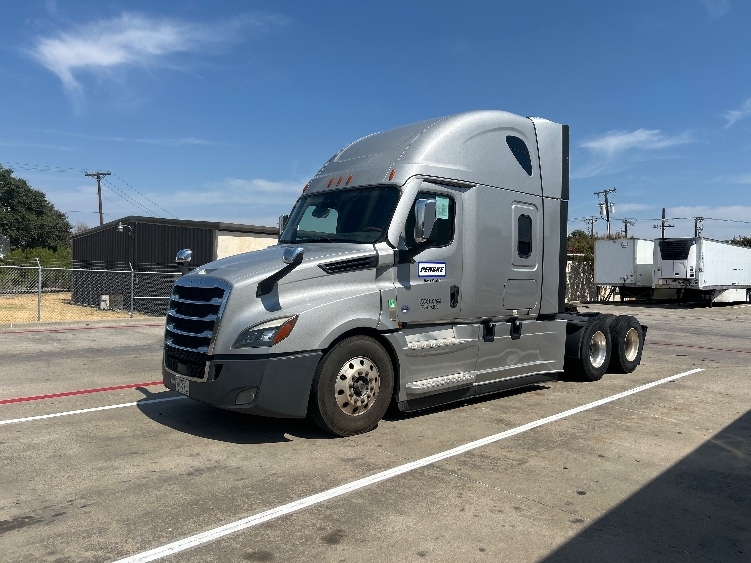 2020 Freightliner Cascadia in Carrollton, TX — photo 3