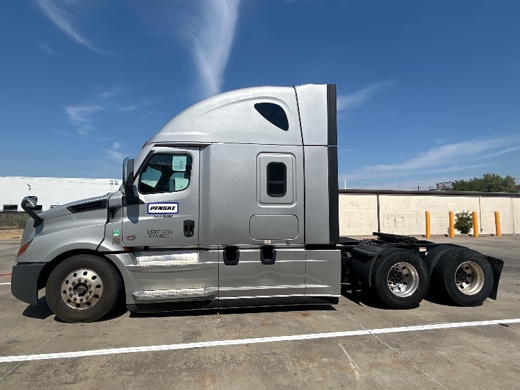 2020 Freightliner Cascadia in Carrollton, TX — photo 4