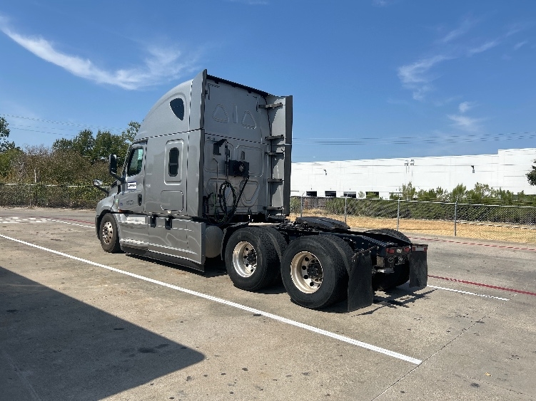 2020 Freightliner Cascadia in Carrollton, TX — photo 5