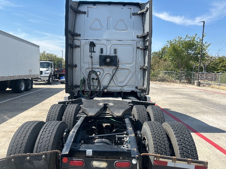 2020 Freightliner Cascadia in Carrollton, TX — photo 6