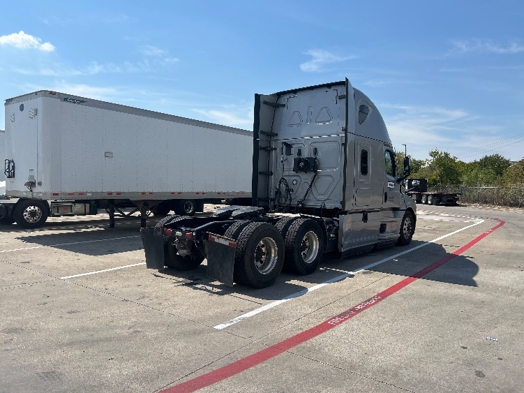2020 Freightliner Cascadia in Carrollton, TX — photo 7