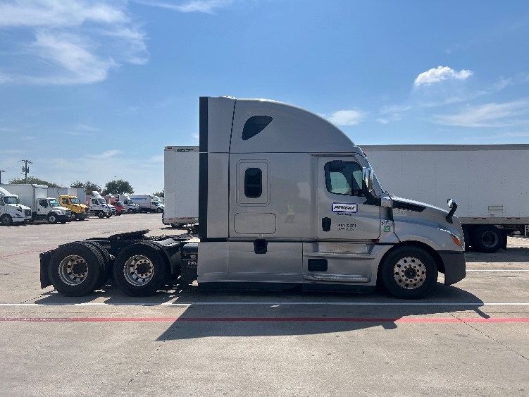 2020 Freightliner Cascadia in Carrollton, TX — photo 8