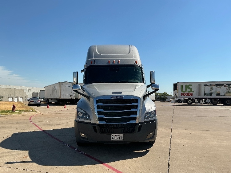 2020 Freightliner Cascadia in Grand Prairie, TX — photo 2