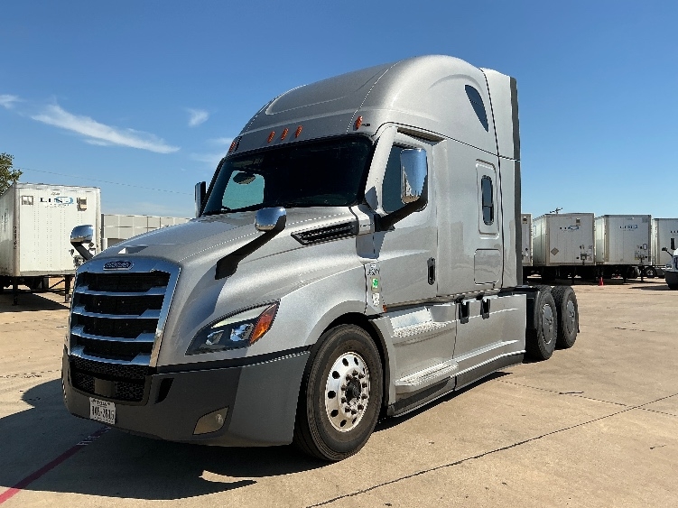 2020 Freightliner Cascadia in Grand Prairie, TX — photo 3