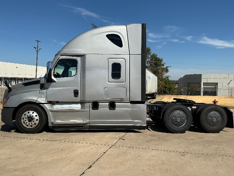 2020 Freightliner Cascadia in Grand Prairie, TX — photo 4