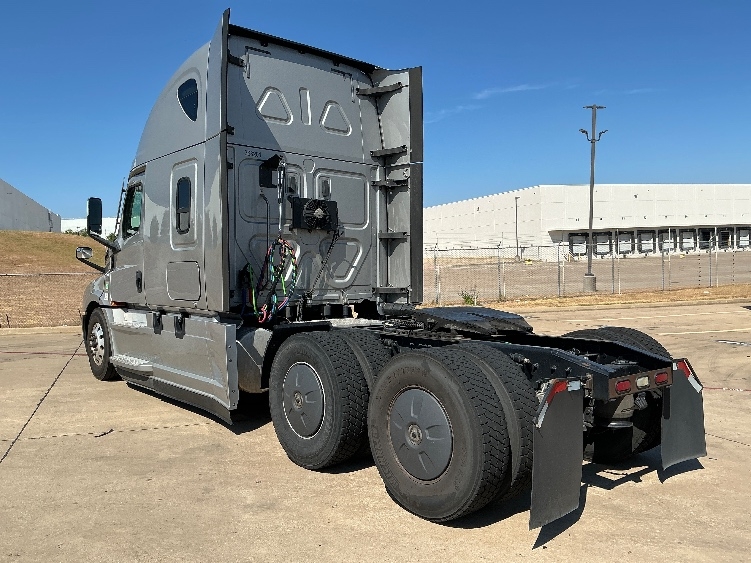 2020 Freightliner Cascadia in Grand Prairie, TX — photo 5