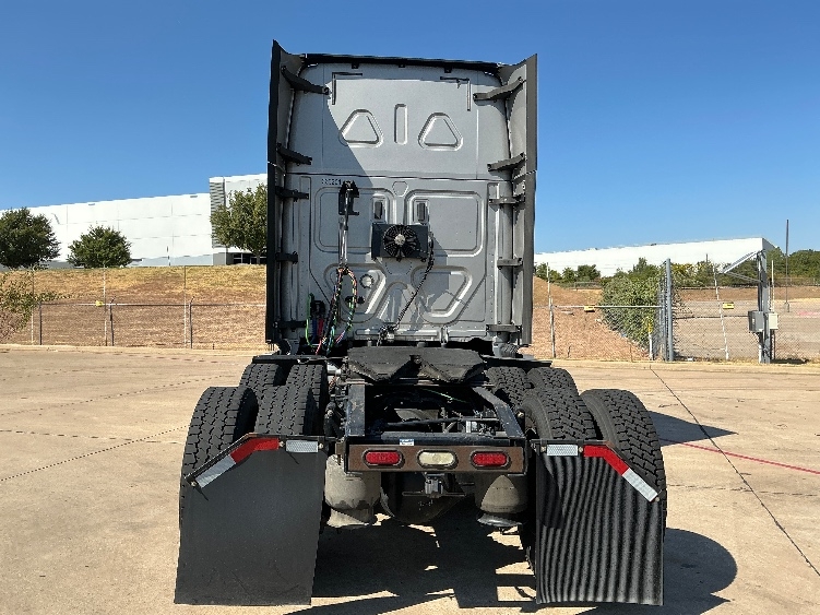 2020 Freightliner Cascadia in Grand Prairie, TX — photo 6