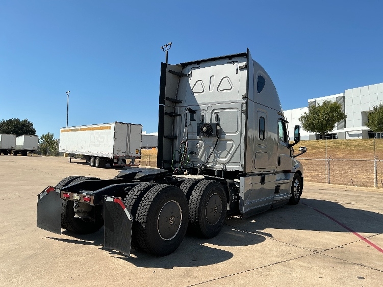 2020 Freightliner Cascadia in Grand Prairie, TX — photo 7