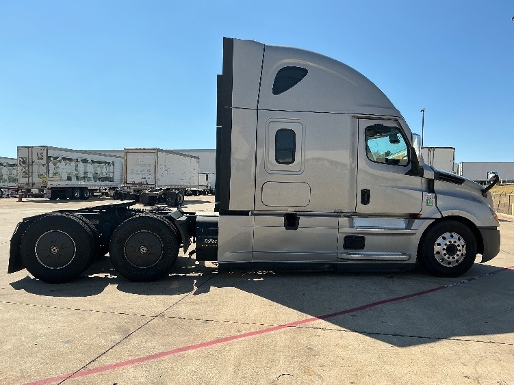 2020 Freightliner Cascadia in Grand Prairie, TX — photo 8