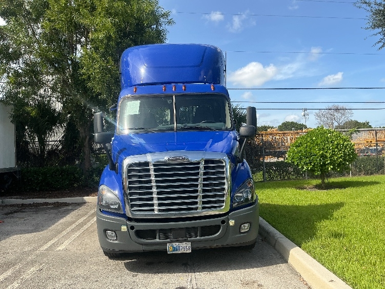2020 Freightliner Cascadia in Medley, FL — photo 2