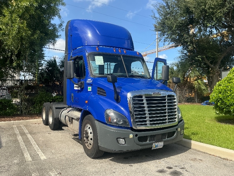 2020 Freightliner Cascadia in Medley, FL — photo 3