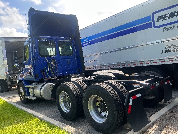 2020 Freightliner Cascadia in Medley, FL — photo 5