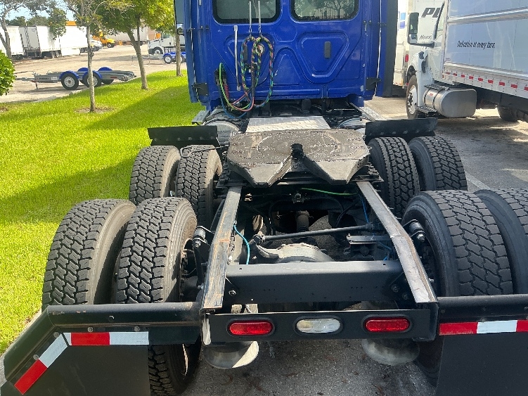 2020 Freightliner Cascadia in Medley, FL — photo 6