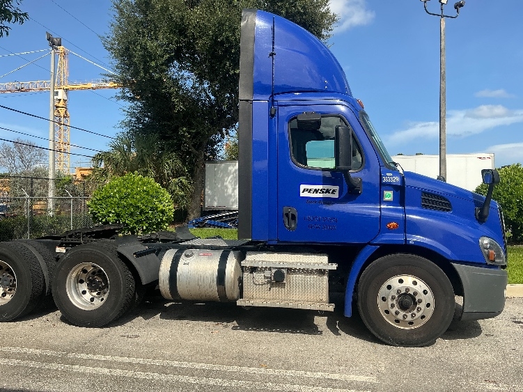 2020 Freightliner Cascadia in Medley, FL — photo 8
