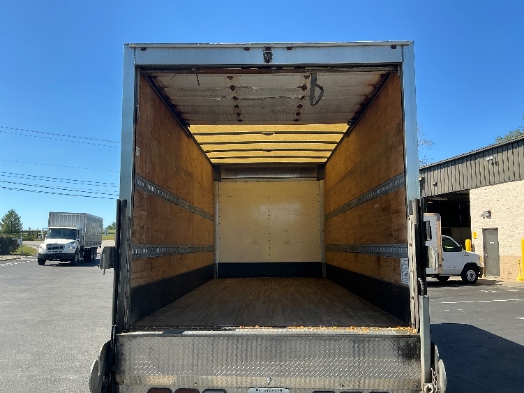 2021 Isuzu NRR in Lexington, KY — photo 8