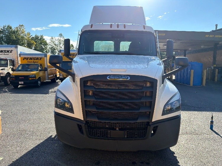 2021 Freightliner Cascadia in Capitol Heights, MD — photo 2