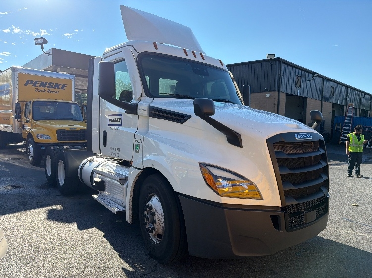2021 Freightliner Cascadia in Capitol Heights, MD — photo 3