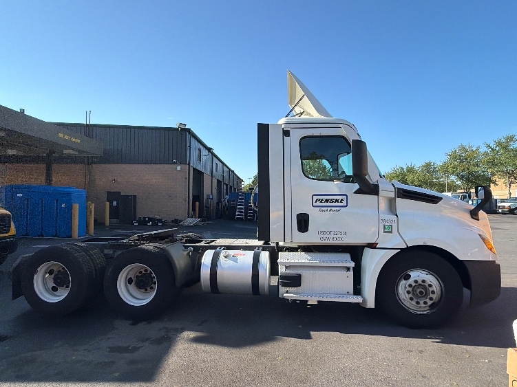 2021 Freightliner Cascadia in Capitol Heights, MD — photo 4