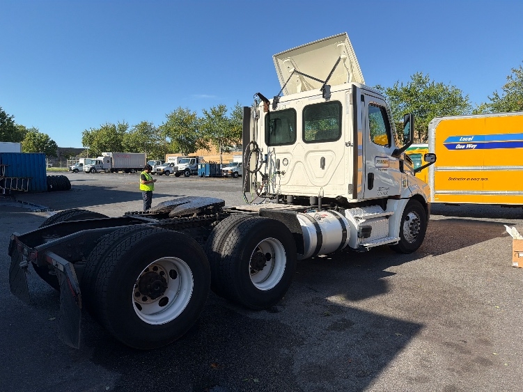 2021 Freightliner Cascadia in Capitol Heights, MD — photo 5