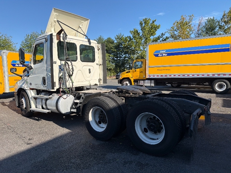 2021 Freightliner Cascadia in Capitol Heights, MD — photo 7