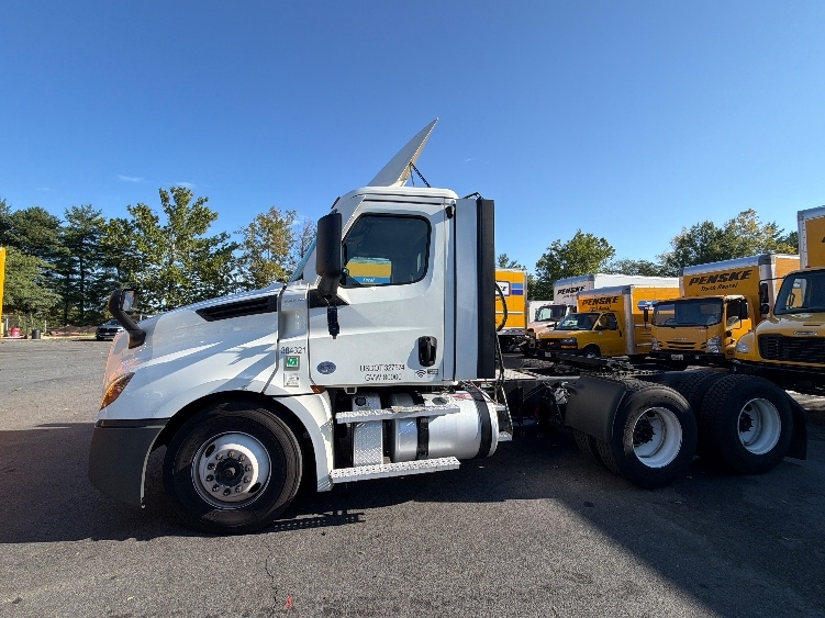 2021 Freightliner Cascadia in Capitol Heights, MD — photo 8