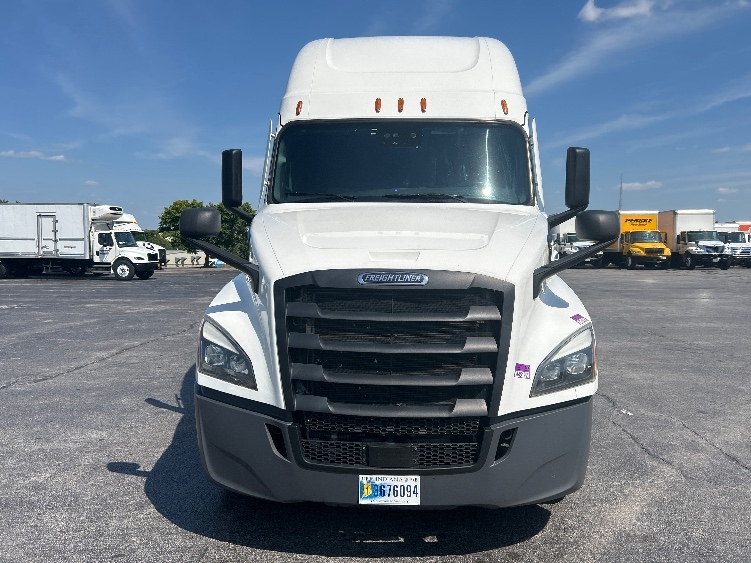 2022 Freightliner Cascadia in Springfield, MO — photo 2