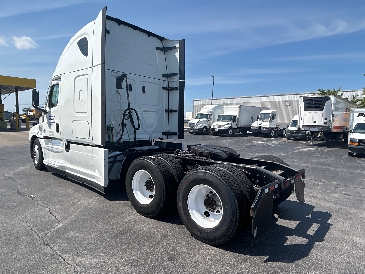 2022 Freightliner Cascadia in Springfield, MO — photo 5