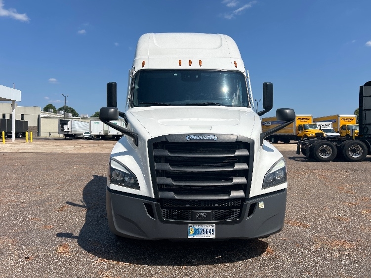 2022 Freightliner Cascadia in Dallas, TX — photo 2