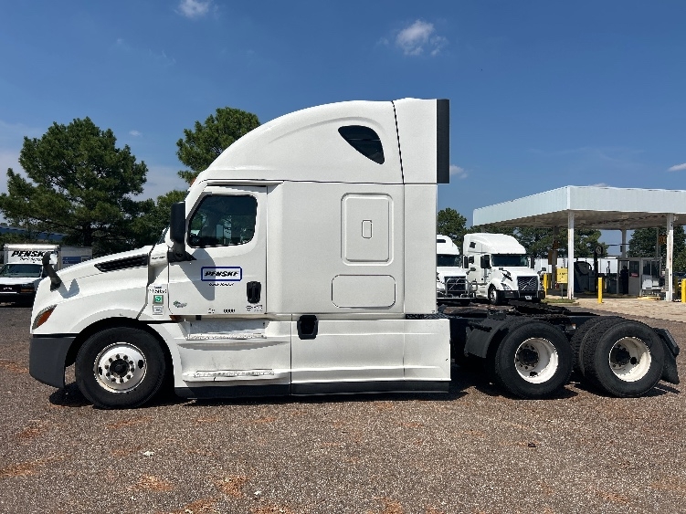 2022 Freightliner Cascadia in Dallas, TX — photo 4