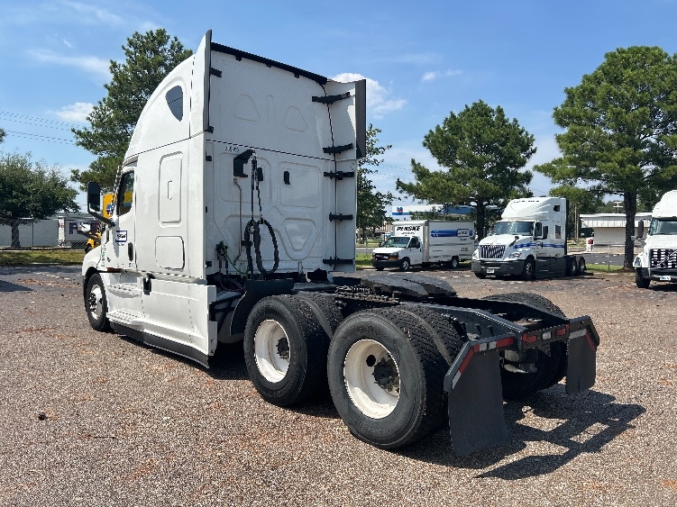 2022 Freightliner Cascadia in Dallas, TX — photo 5