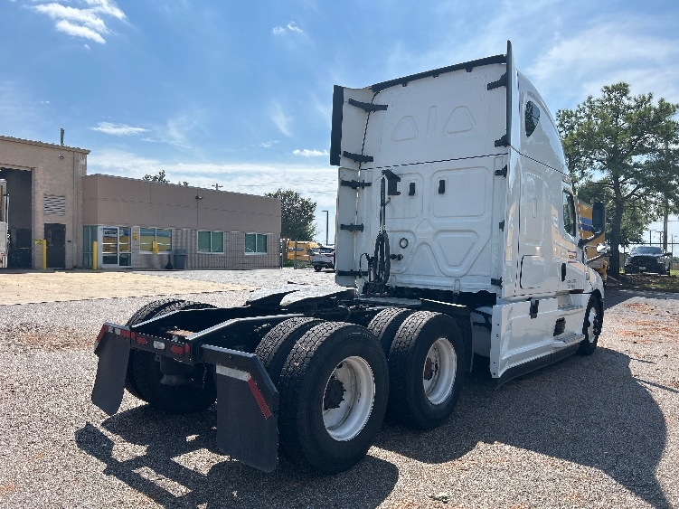 2022 Freightliner Cascadia in Dallas, TX — photo 7