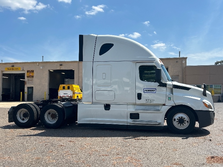 2022 Freightliner Cascadia in Dallas, TX — photo 8
